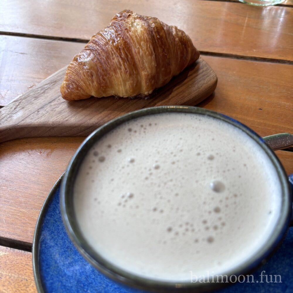 クロワッサンとコーヒー